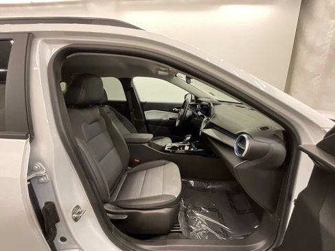 Used 2025 Chevrolet Trax LT w/ LT Convenience Package FWD image 23
