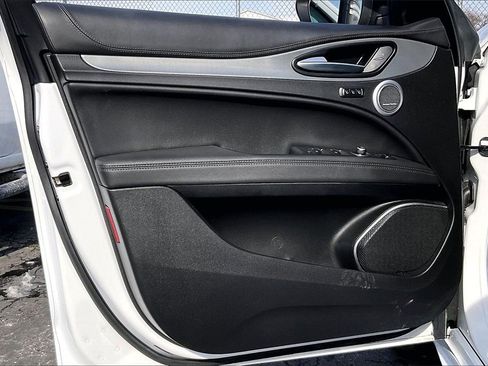 Used 2022 Alfa Romeo Stelvio Veloce image 22