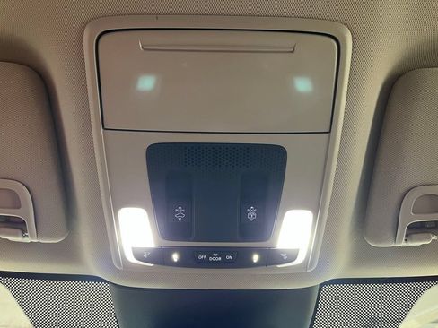 Used 2025 Honda Pilot Touring image 9