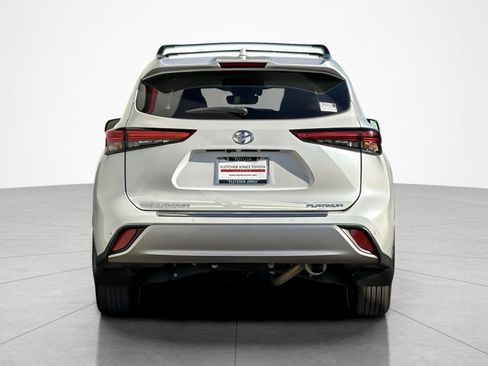 Used 2023 Toyota Highlander Platinum image 4
