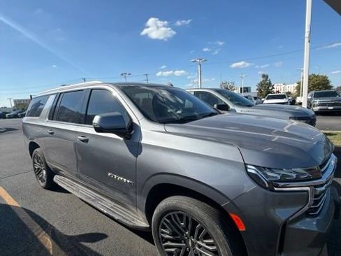 Used 2021 Chevrolet Suburban LT w/ LT Signature Plus Package AWD/4WD image 1