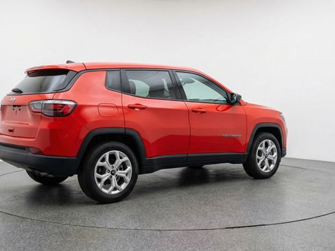 Used 2025 Jeep Compass Latitude image 9