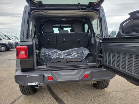 Used 2025 Jeep Wrangler Unlimited Sahara AWD/4WD image 19