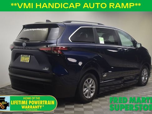 Used 2022 Toyota Sienna XLE image 4