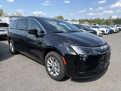 New 2027 Chrysler Pacifica Select w/ Family Tech Group AWD/4WD image 2
