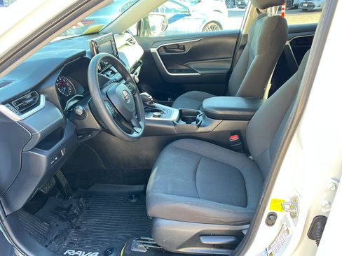 Used 2020 Toyota RAV4 LE image 9