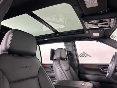 Used 2025 GMC Yukon XL Denali w/ Denali Reserve Package image 30