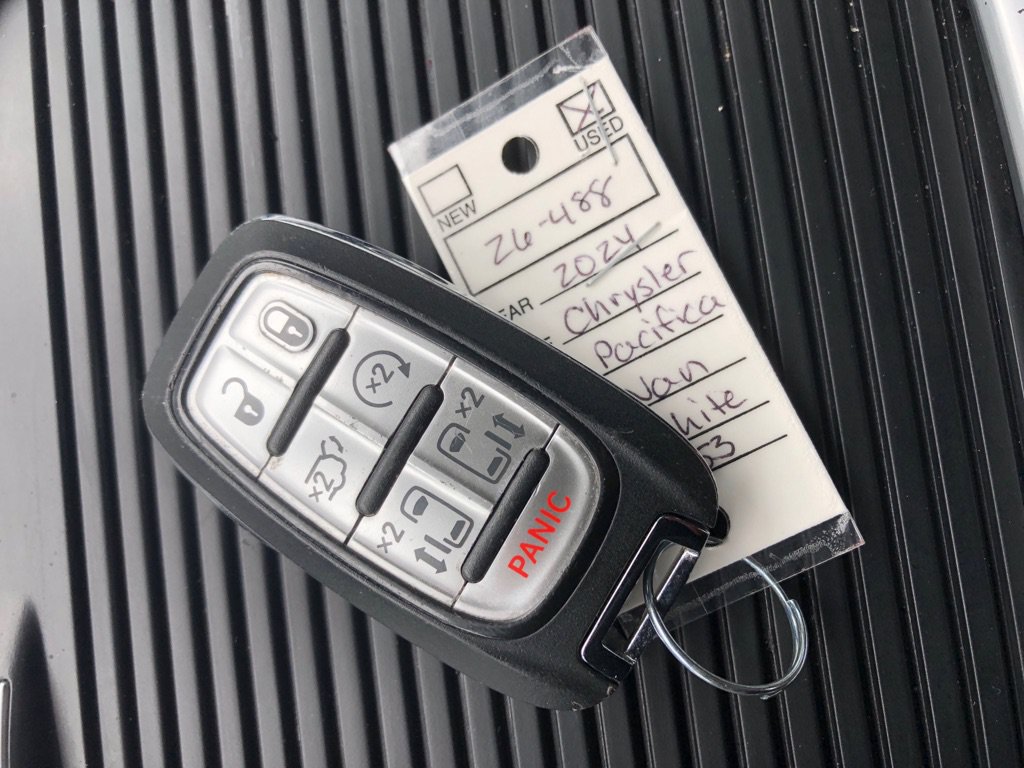 Used 2024 Chrysler Pacifica Touring-L FWD image 39