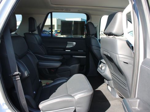 Used 2025 Ford Expedition Platinum image 38