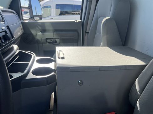 Used 2019 Ford E-450 and Econoline 450 Super Duty w/ Power Windows & Locks Group image 25