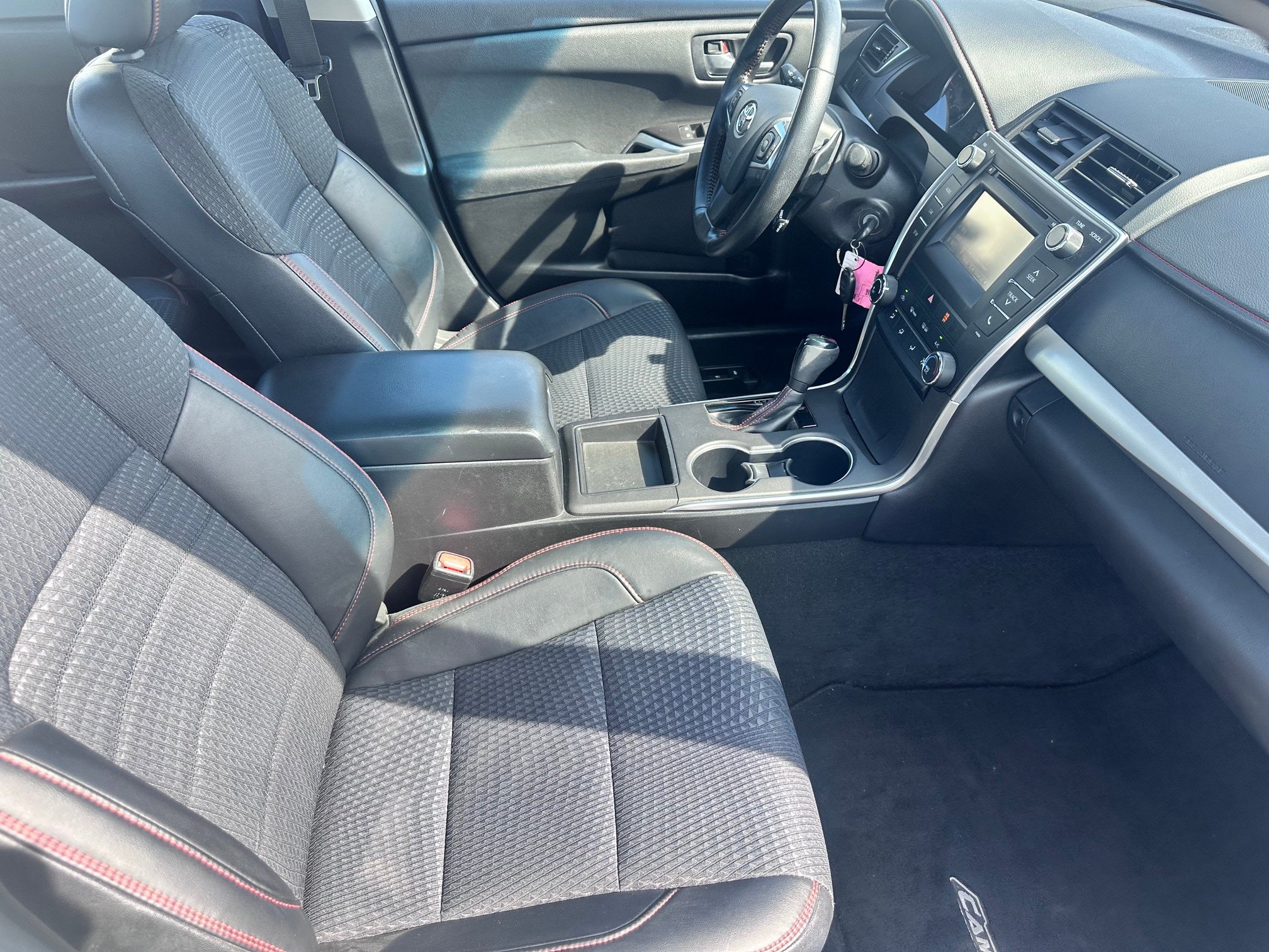 Used 2015 Toyota Camry SE FWD image 9
