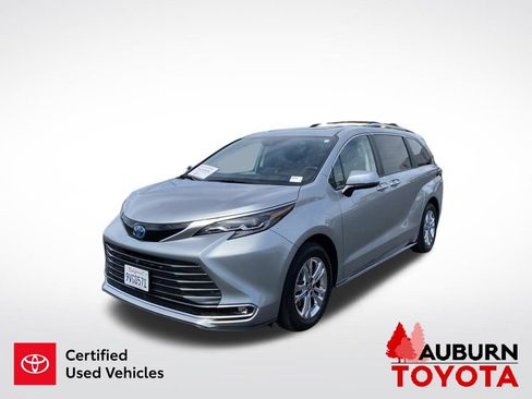 Used 2024 Toyota Sienna Platinum AWD/4WD image 4