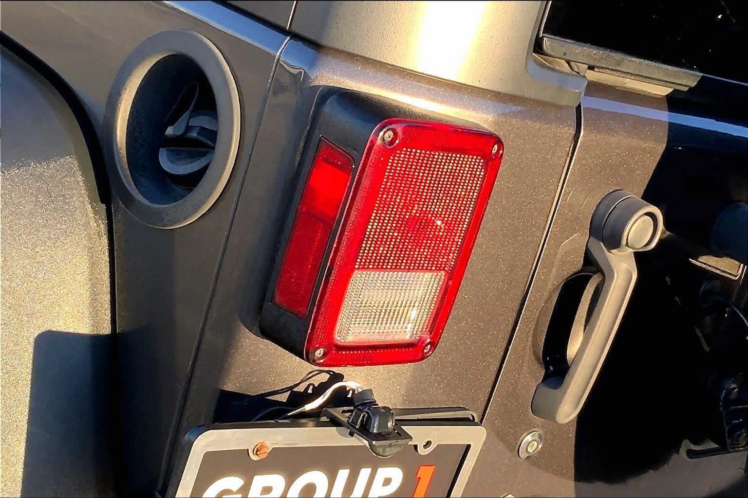 Used 2017 Jeep Wrangler Unlimited Rubicon AWD/4WD image 25