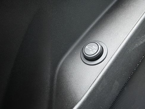 Used 2023 Chevrolet Equinox LT image 25