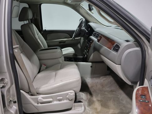 Used 2009 Chevrolet Suburban LT AWD/4WD image 24