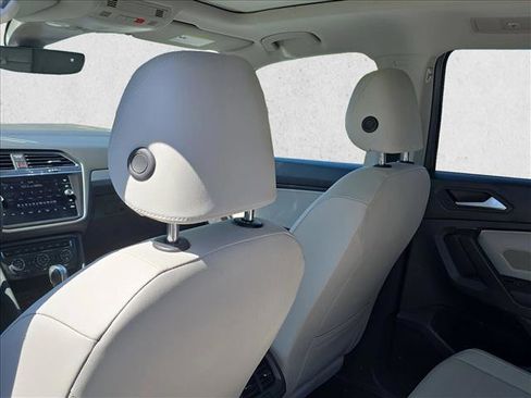 Used 2021 Volkswagen Tiguan SE image 15