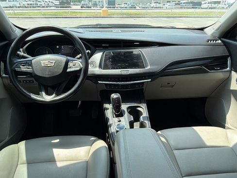 Used 2021 Cadillac XT4 Premium Luxury FWD image 14