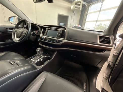 Used 2016 Toyota Highlander Limited image 31