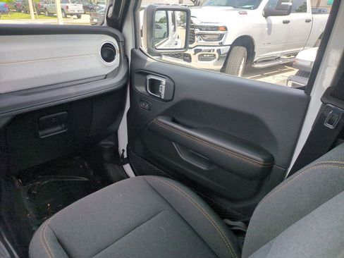 Used 2025 Jeep Wrangler Unlimited Sahara AWD/4WD image 18