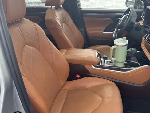 Used 2020 Toyota Highlander Platinum image 10