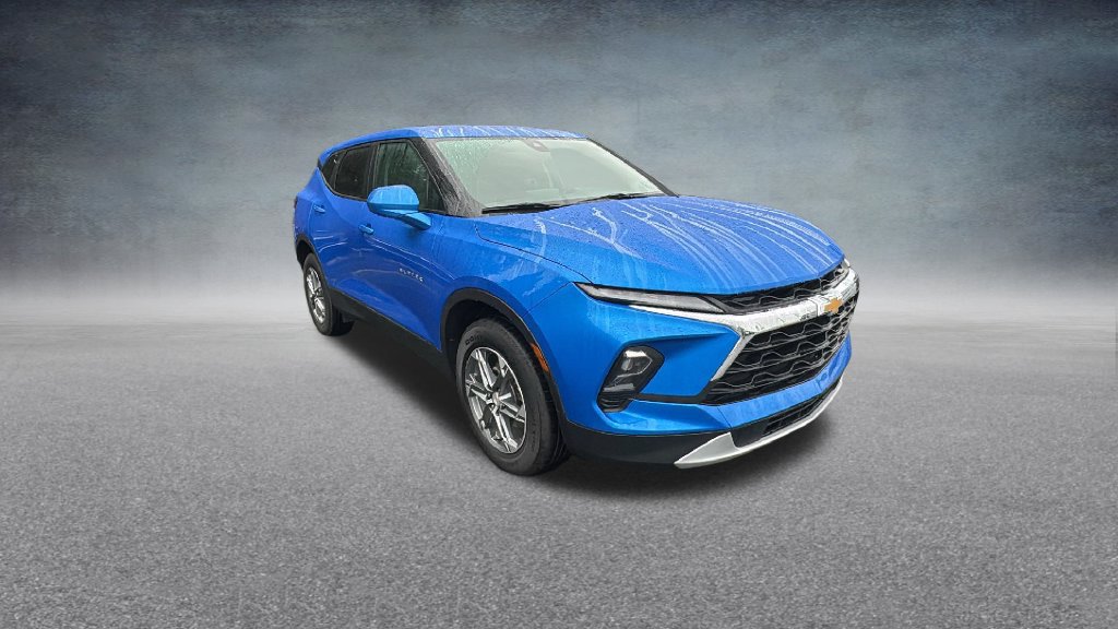 Used 2025 Chevrolet Blazer LT AWD/4WD image 2