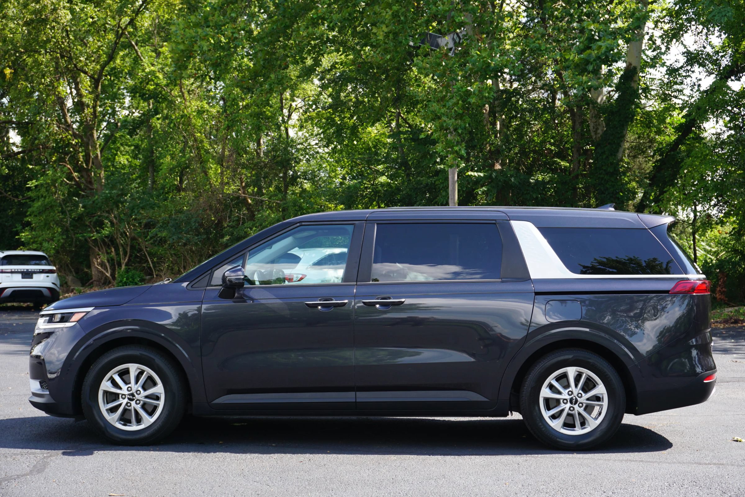 Used 2022 Kia Carnival LX FWD image 10