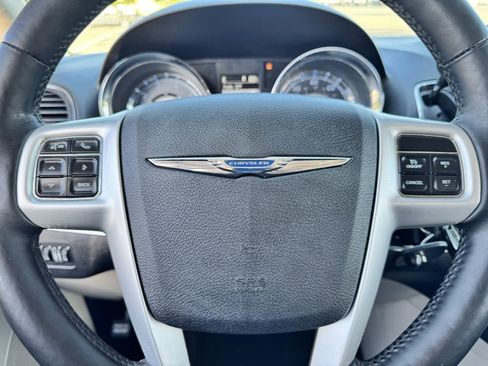 Used 2015 Chrysler Town & Country Touring w/ Driver Convenience Group image 24