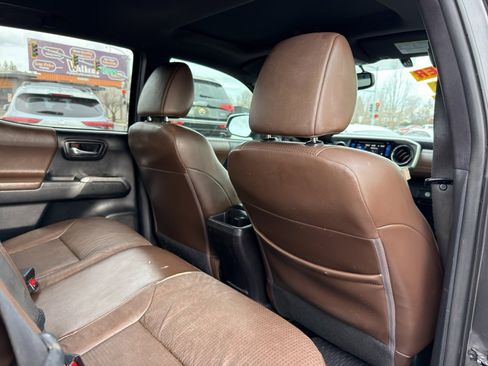 Used 2016 Toyota Tacoma Limited image 15