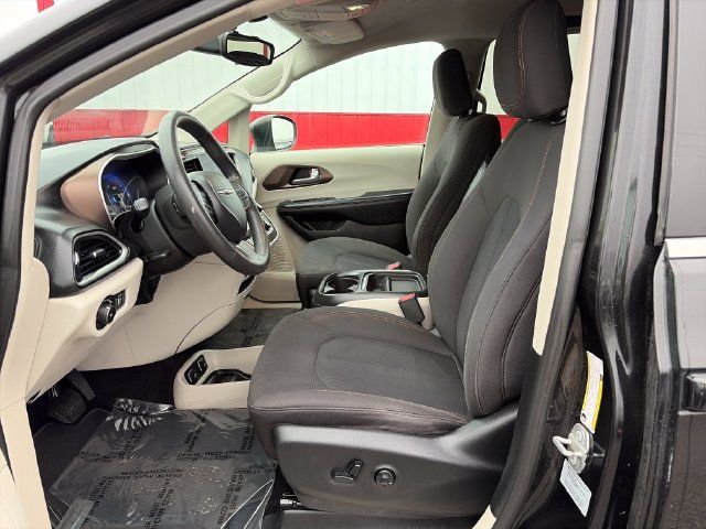 Used 2017 Chrysler Pacifica Touring Plus w/ Tire & Wheel Group FWD image 22