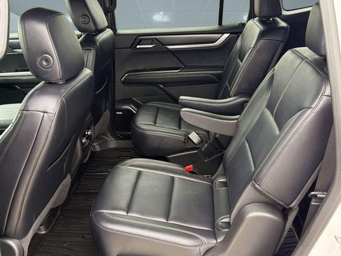 Used 2025 GMC Acadia Elevation w/ Elevation Premium Package FWD image 14