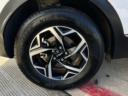 Used 2025 Kia Sportage LX image 9