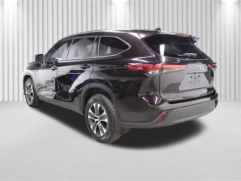 Used 2020 Toyota Highlander XLE AWD/4WD image 5