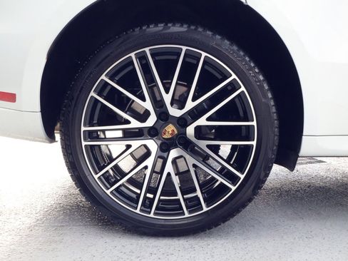 Certified 2025 Porsche Macan AWD/4WD image 27