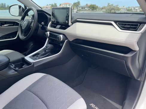 Used 2020 Toyota RAV4 XLE w/ Convenience Package FWD image 8
