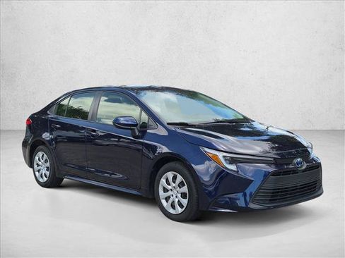 Used 2023 Toyota Corolla LE FWD image 3