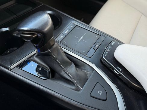 Used 2021 Lexus UX 200 w/ Premium Package image 17