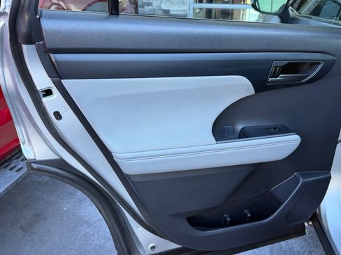 Used 2021 Toyota Highlander L image 11