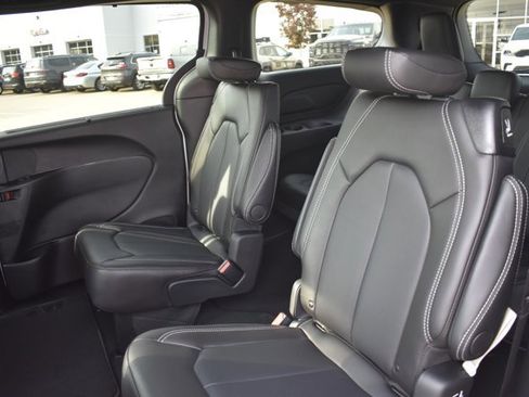 New 2026 Chrysler Pacifica Select image 15