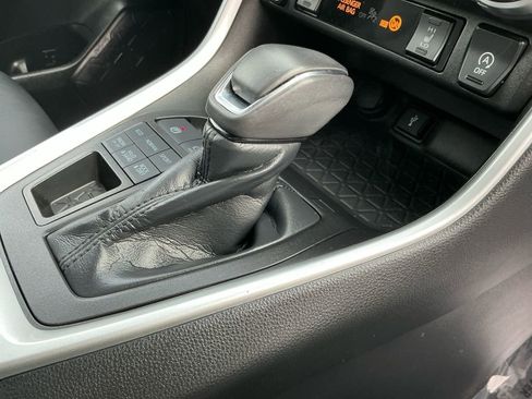 Used 2022 Toyota RAV4 XLE Premium image 17