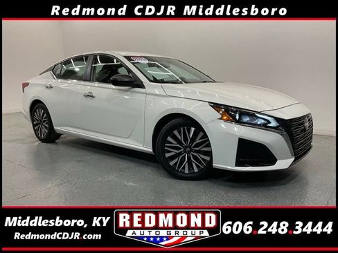 Used 2025 Nissan Altima 2.5 SV FWD image 1
