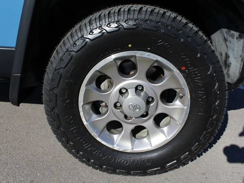 Used 2011 Toyota FJ Cruiser 4WD w/ Upgrade Pkg image 11