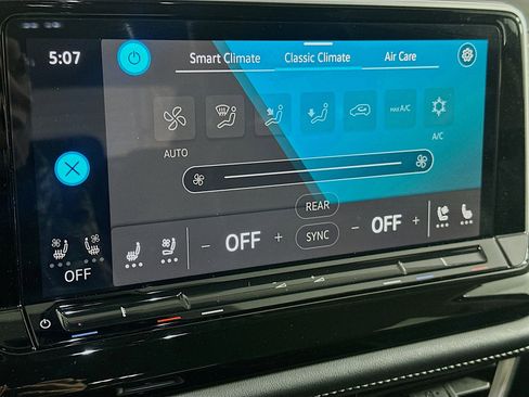 Used 2025 Volkswagen Atlas SE image 24