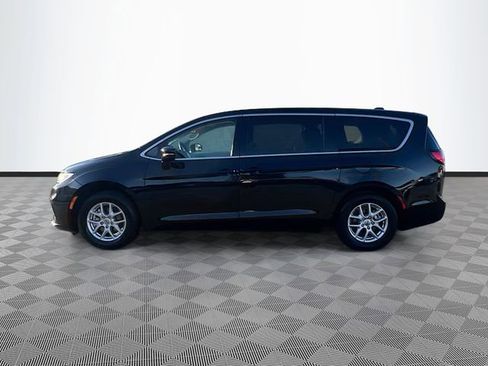 Used 2024 Chrysler Pacifica Touring-L image 4