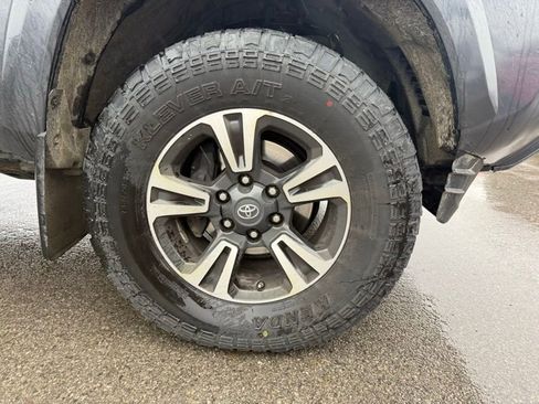 Used 2019 Toyota Tacoma TRD Sport image 4