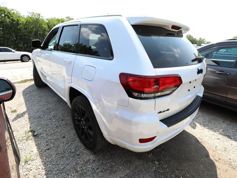 Used 2019 Jeep Grand Cherokee Altitude AWD/4WD image 9