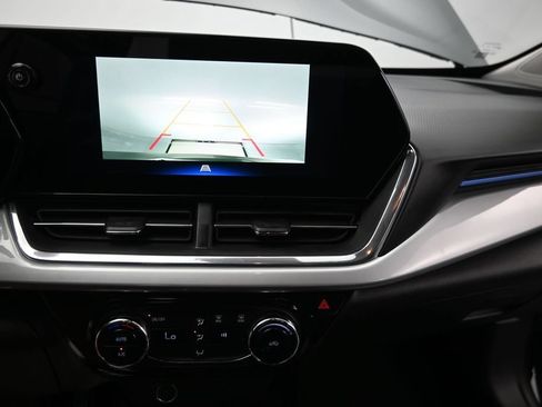 Used 2025 Chevrolet Trax LT FWD image 15