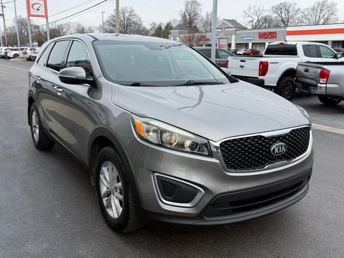 Used 2017 Kia Sorento L image 5