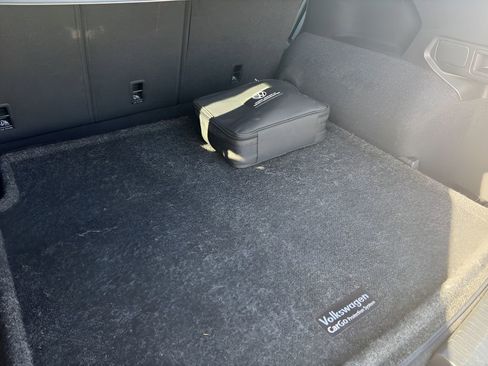 Used 2022 Volkswagen Tiguan SE R-Line image 9