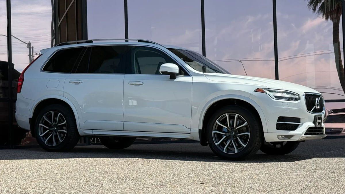 Used 2016 Volvo XC90 T6 Momentum w/ Momentum Plus Package AWD/4WD image 16