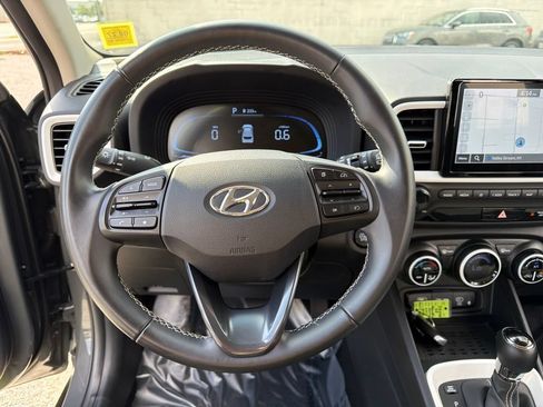 Used 2025 Hyundai Venue Limited FWD image 23
